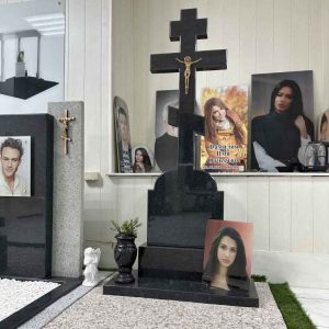 Памятник с крестом